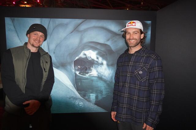 Gewinner Markus Berger (links) und Wakeboarder Dominik Hernler (rechts) vor dem Siegerfoto in der Kategorie „Playground by WhiteWall“. | Foto: Emanuel Hasenauer