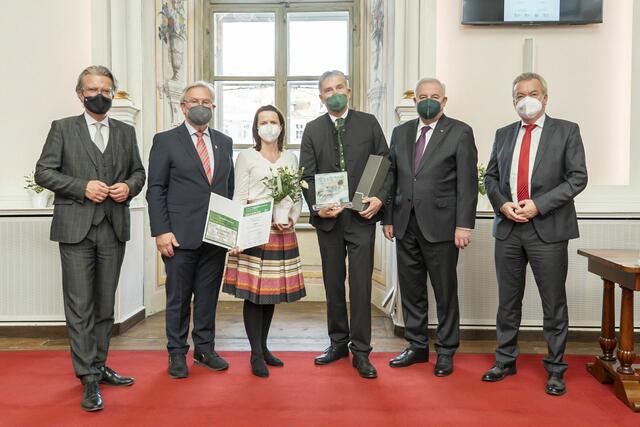 Eine Trophäe für Fehring: Landesrat Christopher Drexler, Landtagspräsident a.D. Franz Majcen, Stadtamtsdirektorin Carina Kreiner, Bürgermeister Johann Winkelmaier, Landeshauptmann Hermann Schützenhöfer, Landeshauptmann-Stellvertreter Anton Lang (v.l.). | Foto: Land Steiermark / Foto Fischer