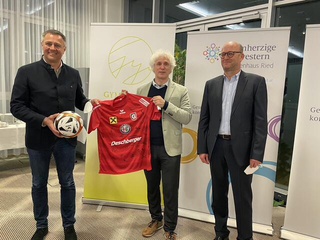 Johannes Huber, ärztlicher Direktor des Rieder Krankenhauses, Josef Penninger, Andreas Hofinger, Direktor des Rieder Gymnasiums. Als Gurten-Fan freute sich Penninger sehr über eine Dress und einen Ball mit den Unterschriften aller Gurtner Kicker. | Foto: BRS