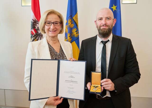 Revierinspektor Andreas Röhrbacher wurde von Landeshauptfrau Johanna Mikl-Leitner mit der Rettungsmedaille des Landes Niederösterreich ausgezeichnet.
  | Foto:  NLK Pfeiffer