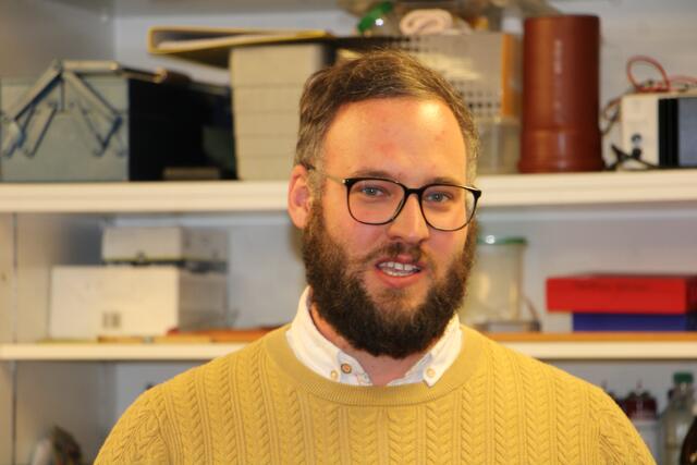 Mathias Willingshofer ist stolz, der PTS Birkfeld mit diesem Pneumatik-Übungstisch unterstützen zu können.  | Foto: RegionalMedien Hofmüller