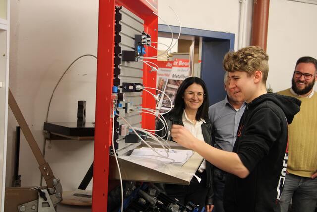 Vor Ort wurde die Verwendung des rund 10.000 Euro teuren Pneumatik-Tisches demonstriert. | Foto: RegionalMedien Hofmüller