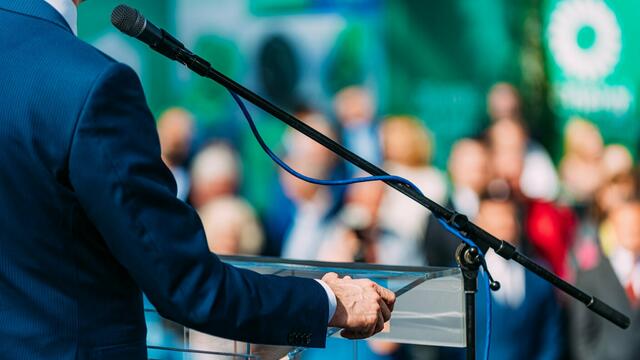 Man wird als Redner nicht geboren — viel Übung, Arbeit und Überwindung sind nötig. | Foto: Adobe Stock/Microgen