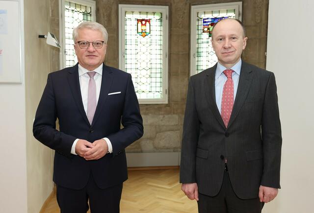 Der Linzer Bürgermeister Klaus Luger stimmte sich mit dem ukrainischen Botschafter Vasyl Khymynets (re.) zu den geplanten Hilfslieferungen für die Partnerstadt Saporischschja ab. | Foto: Stadt Linz/Dworschak