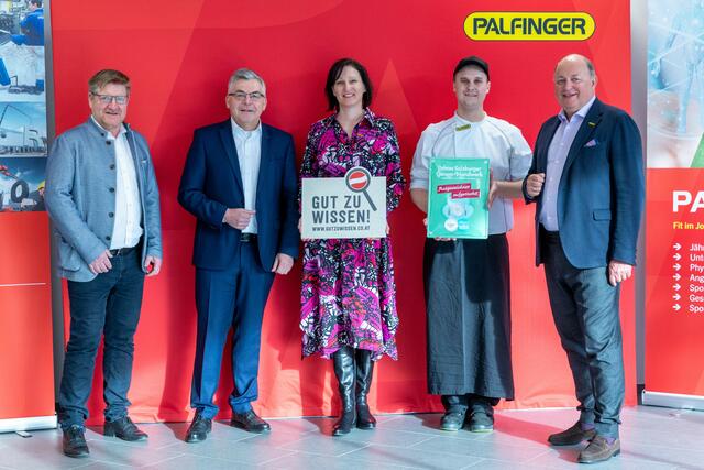 Günther Kronberger, Geschäftsführer Salzburger Agrar Marketing; Josef Schwaiger, Agrarlandesrat; Claudia Eigenherr-Tschugmell, Leitung PALfit; Maximilian Wenninger, Koch im Betriebsrestaurant Köstendorf; und Andreas Klauser, CEO der Palfinger AG bei der Verleihung in Köstendorf.  | Foto: Palfinger