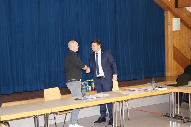Bgm. Benedikt Lentsch gratulierte seinem neuen Vize Simon Zangerl zur Wahl. | Foto: Othmar Kolp