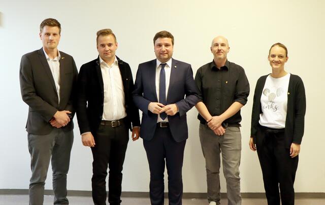 Der neue Zammer Gemeindevorstand: Thomas Walser, Dominik Traxl, Bgm. Benedikt Lentsch, Vizebgm. Simon Zangerl und Julia Kuel-Kammerlander (v.l.). | Foto: Othmar Kolp