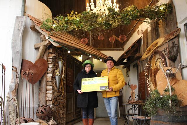 Anna und Johann Hirschmann spenden den Erlös in der Höhe von 659,50 Euro aus dem Bierverkauf auf ihrem Hochschneider-Hof für die Ukraine. | Foto: Privat