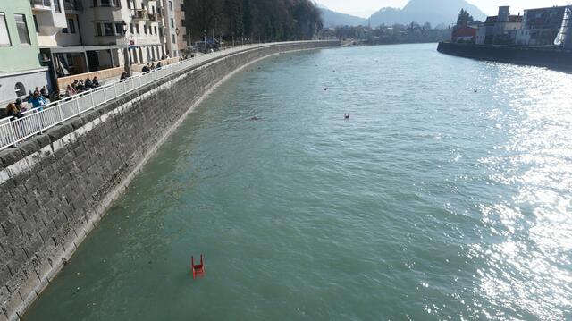 Die Stühle benötigten 10 Minuten von Brücke zu Brücke und wurden anschließend von der Wasserrettung geborgen. | Foto: HLW FW Kufstein