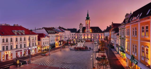 St. Pöltens Hauptplatz in den Abendstunden. Rundherum gibt es viele Kaffeehäuser, Bars und Restaurants, die an lauen Sommerabenden auf euch warten. | Foto: Michael Liebert