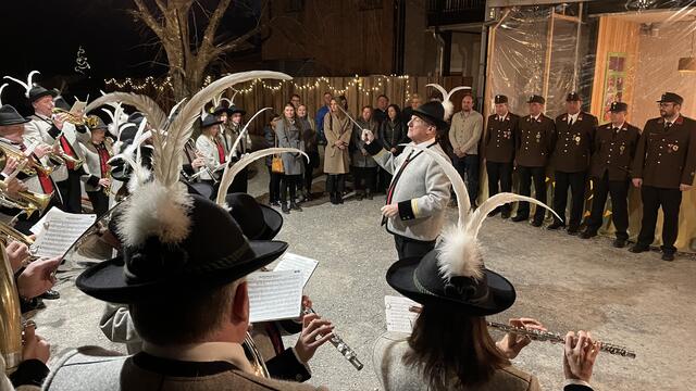 Wildermieminger Traditionsvereine Musikkapelle, Feuerwehr und Schützen marschierten auf, um dem neuen Bürgermeister die Ehre zu erweisen.