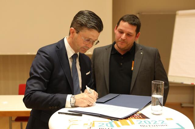 Erwin Schützeneder, Vorstandsvorsitzender der Raiffeisenbank Region Grieskirchen, unterschrieb den Kooperationsvertrag. | Foto: Andreas Maringer