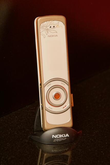 Eine eigenwillige Kreation war das Nokia 7280 aus dem Jahr 2004 – auch "Lippenstift" genannt. | Foto: MeinBezirk.at