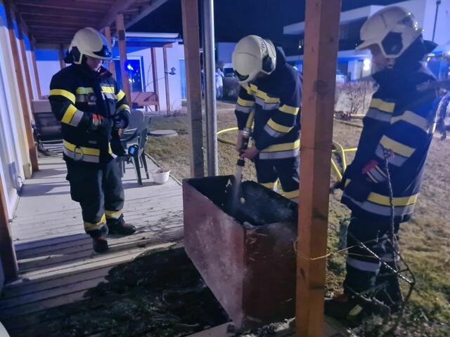 Die Feuerwehr Kalsdorf bei den Löscharbeiten. | Foto: Feuerwehr Kalsdorf
