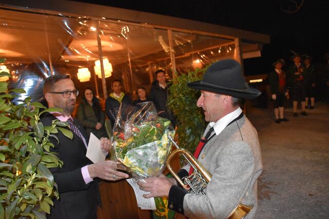 Bgm. Fink bedankt sich besonders bei Simon Ennemoser für seinen freiwilligen Einsatz beim Eislaufplatz. Vor allem in der Corona-Zeit sorgte er dafür, dass die Kinder und ihre Eltern perfekte Eislaufbedingungen vorfanden.