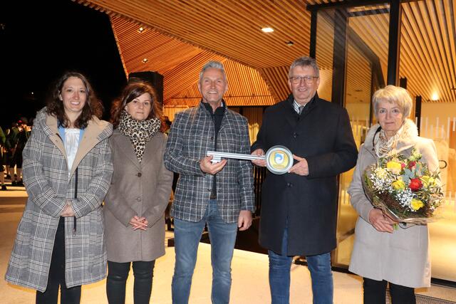"Schlüsselübergabe" von Pepi Raich (2.v.re.) an Bürgermeister Christian Kalsberger (mi.) vor dem Kaunertaler Gemeindeamt. Im Bild mit Vizebürgermeisterin Sarah Raich, Bürgermeistergattin Martina Kalsberger und Gemeindevorständin Ingeburg Plankensteiner (v.li.). | Foto: Siegele