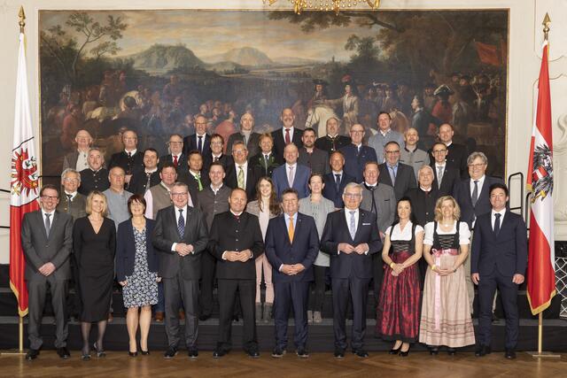 Die angelobten BürgermeisterInnen des Bezirks Reutte gemeinsam mit LHStv. Josef Geisler, LR Johannes Tratter, Alfred Riedl, Ernst Schöpf und BH Katharina Rumpf. | Foto: Land Tirol/ Die Fotografen
