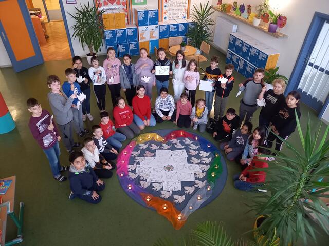 Als Zeichen für den Frieden haben die Schüer anlässlich des Ukrainekonflikts Friedenstauben in den Sprachen der Kinder gestaltet. | Foto: Christina Zeller