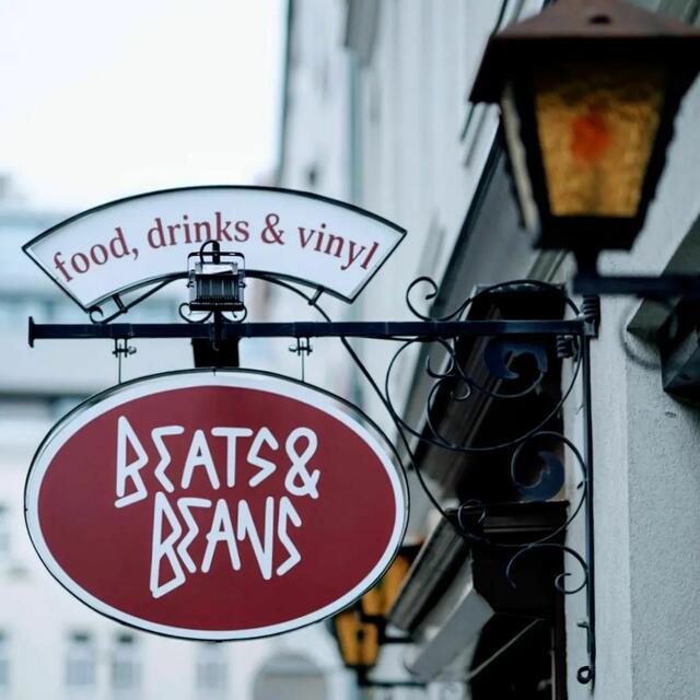 Im Beats & Beans werden auch Schallplatten aufgelegt. Musikfans kommen hier nicht nur kulinarisch auf ihre Kosten. | Foto: Beats & Beans