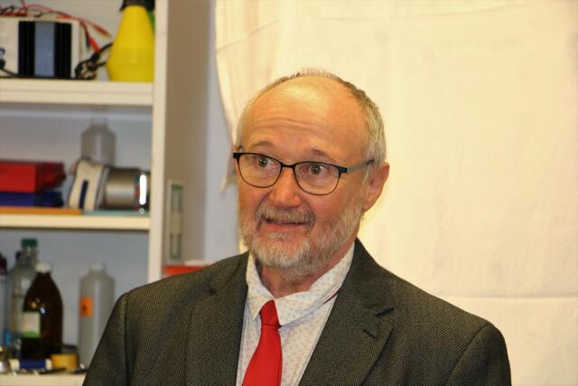 Direktor und Klassenvorstand im Fachbereich Metall und Kfz, Ferdinand Zisser, freut sich über den Übungstisch für seine Schüler:innen. | Foto: RegionalMedien Hofmüller