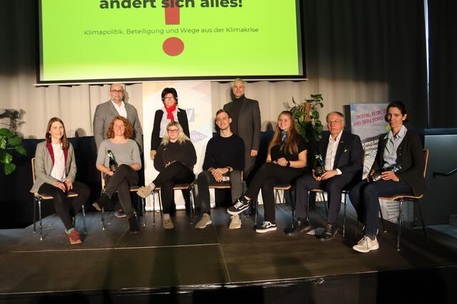 Raphaela Fink, Katharina Rogenhofer, Kerstin Stradner, Georg Guttmann, Gil Trummer, Josef Ober und Michaela Friedl (v.v.l.) mit den Direktoren Gunter Wilfinger, Astrid Winkler und Markus Sturm. | Foto: RegionalMedien