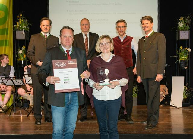 Gottfried und Barbara Hainzl-Jauk mit dem "Goldenen Stamperl" für ihren Zirbenlikör | Foto: Foto Roschmann