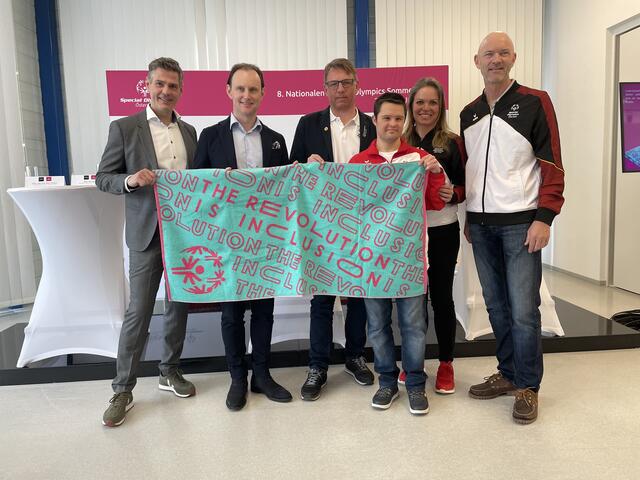 Kooperation zwischen Vossen Jennersdorf und Special Olympics Österreich: Marc Thamm, Paul Mohr (beide Geschäftsführer Vossen), Jörg Hoffmann (Special Olympics Österreich), Michael Wallner (Sportler, Rettet das Kind Großpetersdorf), Birgit Morelli (Geschäftsführung SOÖ), Jürgen Winter (SOÖ) v.l. | Foto: Elisabeth Kloiber