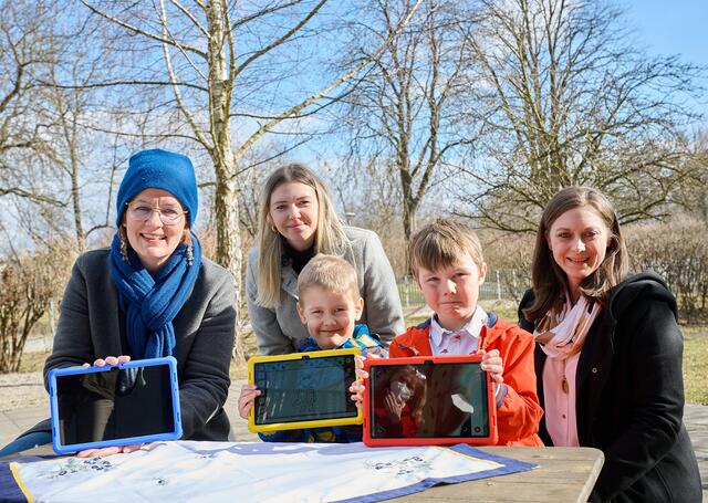  Bildungs-Landesrätin Christiane Teschl-Hofmeister, Tiziana Groiß (Volksschul-Lehrerin), Bastian, Emil, Doris Unger (Kindergartenleiterin) zum Auftakt des Pilotprojekts E-Portfolio in NÖ Kindergärten und Schulen | Foto: NLK Pfeiffer