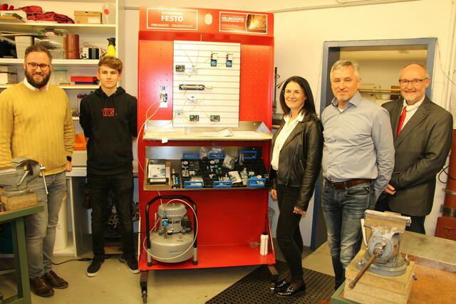Bei der Übergabe des Pneumatik-Übungstisches an die PTS Birkfeld: Mathias Willingshofer, Simon Froihofer (Lehrling im 3. Lehrjahr), Andrea Feichtenhofer, Gerhard Willingshofer und Ferdinand Zisser (PTS).  | Foto: RegionalMedien Hofmüller