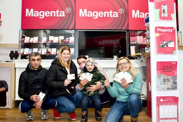 Spontane Unterstützung für ukrainische Flüchtlinge: Verena Mulzet (r.) bei der Übergabe der Wertkarten. | Foto: Santrucek