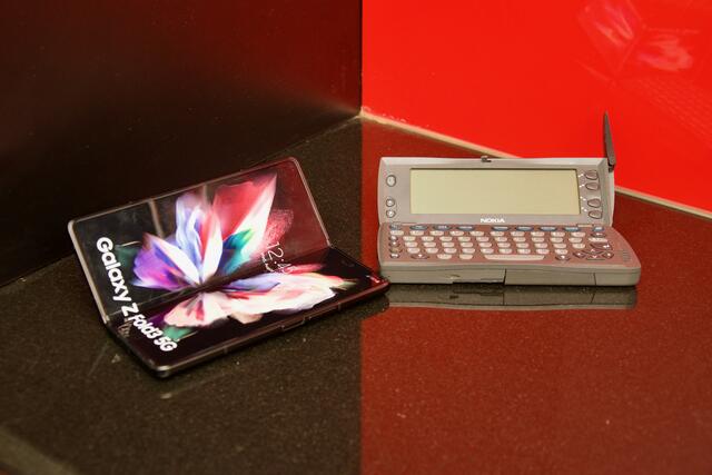 Mit den "Communicators" wurde ab Mitte der 1990er-Jahre erstmals eine Verschmelzung aus Handy und Computer versucht. Links daneben: Das Galaxy Z Fold3 mit faltbarem Display. | Foto: MeinBezirk.at