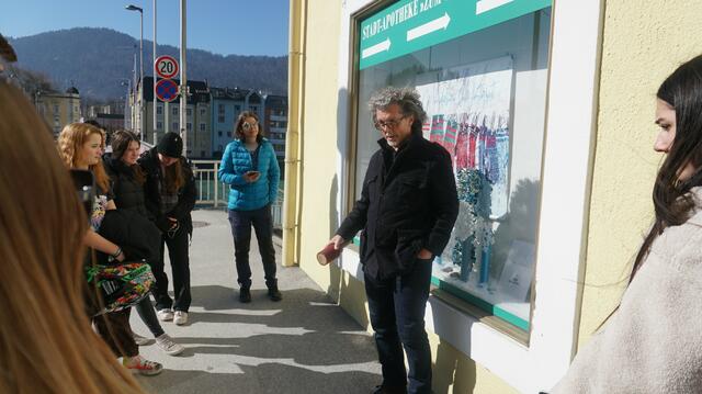 Jugendzentrums-Leiter Klaus Weninger beim Briefing der HLW-Schülerinnen, die den Event auf Film und Foto festhielten. | Foto: HLW FW Kufstein