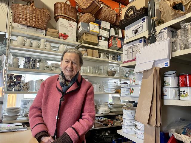 Maria Kössler, Jahrgang 1941 steht seit mehr als 60 Jahren fast jeden Tag am Südbahnhofmarkt. In ihrer "Geschirrschwemme" gibt es alles, was man im Haushalt braucht.  | Foto: BRS/Gschwandtner