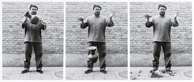 Das Kunstwerk "Dropping a Han Dynasty Urn" (1995) ist neben vielen anderen aktuell in der Albertina Modern ausgestellt. | Foto: 2022 Ai Weiwei