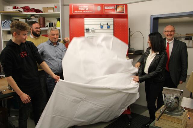 Der Pneumatik-Übungstisch wurde in der PTS Birkfeld enthüllt. | Foto: RegionalMedien Hofmüller