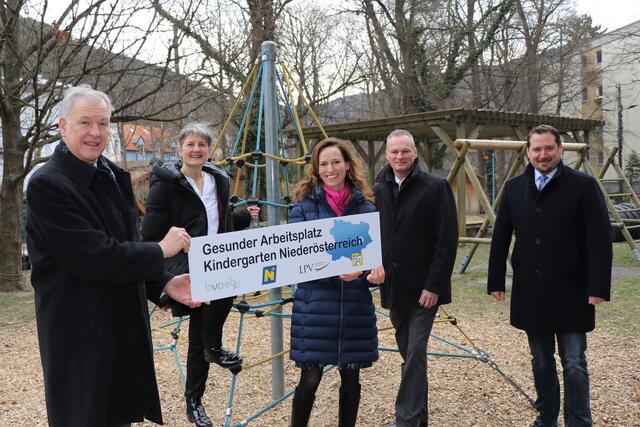 Landesrat Dr. Martin Eichtinger freut sich gemeinsam mit Johanna Schindler (Leiterin des NÖ Landeskindergartens Mödling-Vorderbrühl), Sabine Benczur-Juris (stellvertretende „Tut gut!“-Geschäftsführerin),  Dr. Gerhard Vogel (Generaldirektor BVAEB) und Mag. Hans Zöhling (Obmann der Landespersonalvertretung) über den Start des Gesundheitsförderungsprojektes „Gesunder Arbeitsplatz Kindergarten“. | Foto: „Tut gut!“ Gesundheitsvorsorge|Klemm