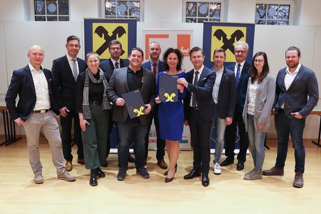Vertreter der Jungen Wirtschaft Grieskirchen und Geschäftsleiter der Raiffeisenbanken im Bezirk Grieskirchen unterschrieben den Kooperationsvertrag. | Foto: Andreas Maringer