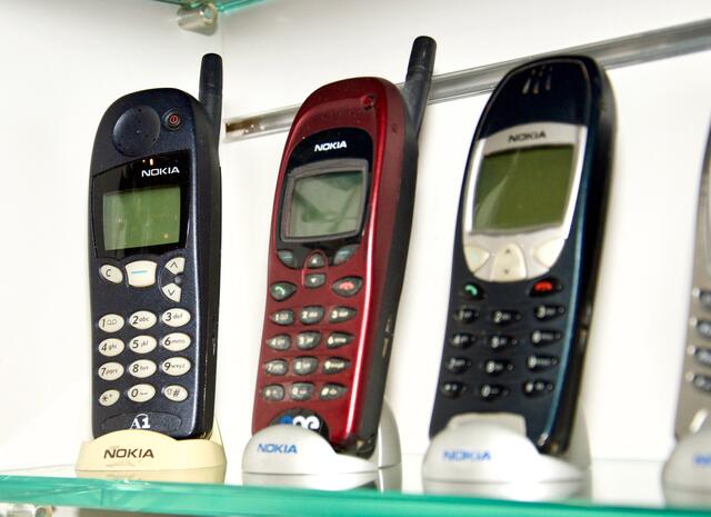 Das Nokia 5110 aus dem Jahr 1998 (links) war das erste Handy mit dem beliebten Spiel "Snake". | Foto: MeinBezirk.at