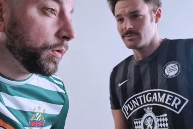 Rapid-Fan Christopher Seiler und Sturm-Anhänger Paul Pizzera machen auf das Ukraine-Engagement der "Blackies" aufmerksam. | Foto: Sturm Graz/Facebook