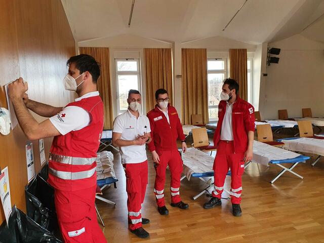 Mitarbeiter des Roten Kreuz richteten die Notunterkunft im Bad Schallerbacher Pfarrsaal ein. | Foto: Rotes Kreuz