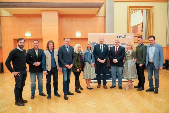 Beim FPÖ-Parteitag: (v.l.) Stefan Resch, Rene Stangl, Werner Kaspar, Mario Kunasek, Evelyn Bradler, Klaudia Reinisch, Markus Leinfellner, Gerry Gratzl, Sarah Sidar, Stefan Hermann und Toni Kogler  | Foto: FPÖ Steiermark/Dominik Hausjell