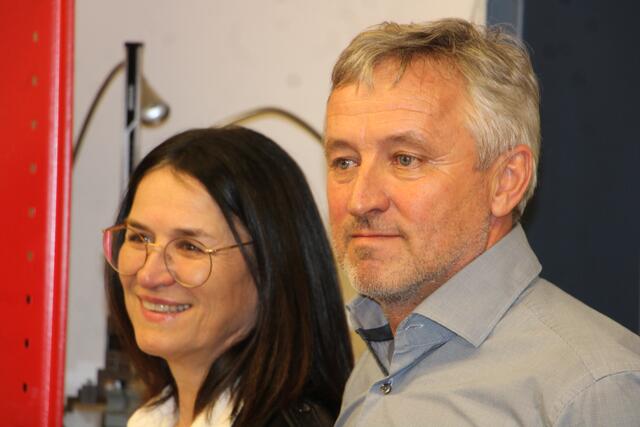 Die beiden Geschäftsführer:innen Andrea Feichtenhofer und Gerhard Willingshofer von der Willingshofer GmbH freuen sich, die Schüler:innen mit ihrer großzügigen Spende unterstützen zu können.  | Foto: RegionalMedien Hofmüller