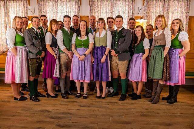 Das Team des Narzissendorfes mit Küchenchef Johannes Ganisl und den Gastgebern Julia Köberl und Jakob Zand. | Foto: KK