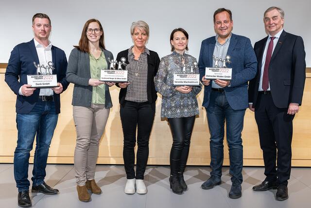 WKNÖ-Vizepräsident Christian Moser (r.) gratuliert den Preisträgern der Ausbildertrophy: v.l. Reinhard Kittenberger (Denk Gesellschaft m.b.H), Christina Brem und Willinger-Schmöger Josefine (Ferdinand Berger &amp; Söhne Gesellschaft m.b.H), Veronika Machreich (Veronika Machreich e.U.) sowie Gottfried Steinecker (Steinecker Moden GmbH).
Nicht am Bild: Berndorf Sondermaschinenbau Gesellschaft m.b.H. | Foto: Andreas Kraus