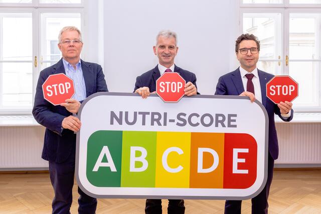 Primar Univ.-Prof.  Friedrich Hoppichler, Vorstand der Inneren Abteilung und Ärztlicher Direktor der Barmherzigen Brüder Salzburg sowie Vorstand von Sipcan, Josef Braunshofer, Geschäftsführer Berglandmilch eGen und Markus Kaser, SPAR-Vorstand für Marketing, Einkauf, CSR und IT (v. l.) warnen vor den gravierenden Mängeln des Nutri-Scores.  
 | Foto:  Spar/Johannes Brunnbauer