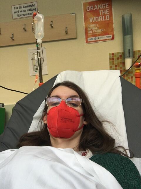 Martha Krumpeck machte dieses Selfie in ihrem Krankenbett in der Klinik Ottakring. "Wir kämpfen weiter gegen den Bau der Stadtstraße und für eine gute Zukunft ohne fossile Brennstoffe!" | Foto: Krumpeck