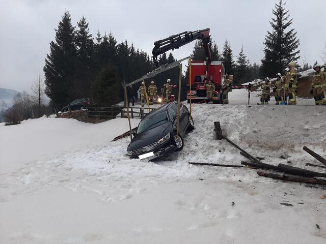 Mithilfe des Kranes des Rüstfahrzeuges wurde das Fahrzeug geborgen. | Foto: Freiwillige Feuerwehr Tamsweg