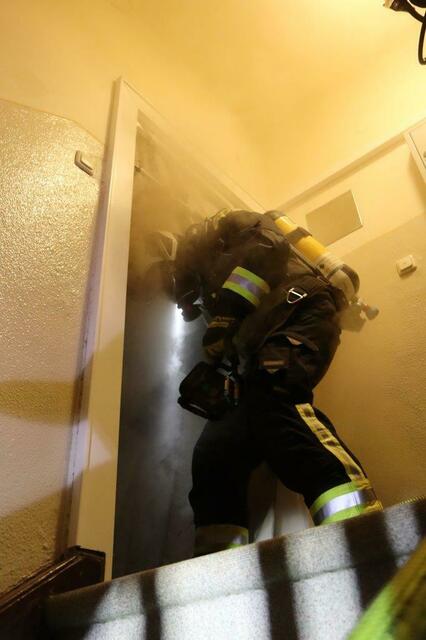 Der Atemschutztrupp der Berufsfeuerwehr konnte den Brand rasch löschen. | Foto: Berufsfeuerwehr Linz