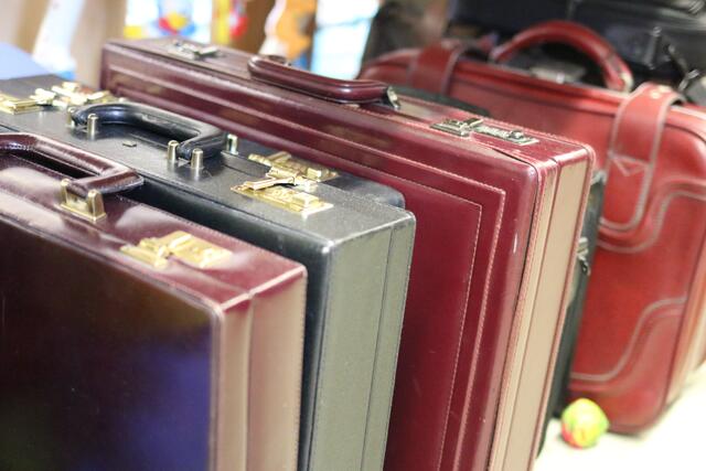 Vintage-Style zum Schnäppchenpreis: Im ReVital-Shop findet man neben Geschirr, Spielsachen und Möbeln auch Accessoires. | Foto: Höllbacher