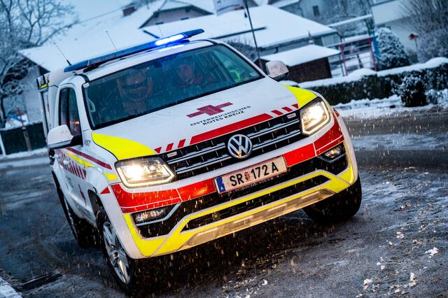 Beim Abbiegevorgang kam es zu einem Frontalzusammenstoß der beiden Fahrzeuge, wodurch der Mofa-Lenker stürzte, auf der Straße zum Liegen kam und sich dabei unbestimmten Grades verletzte. Die Rettung brachte den Jugendlichen ins Krankenhaus. | Foto: Fotokerschi.at/Kerschbaummayr (SYMBOLFOTO)